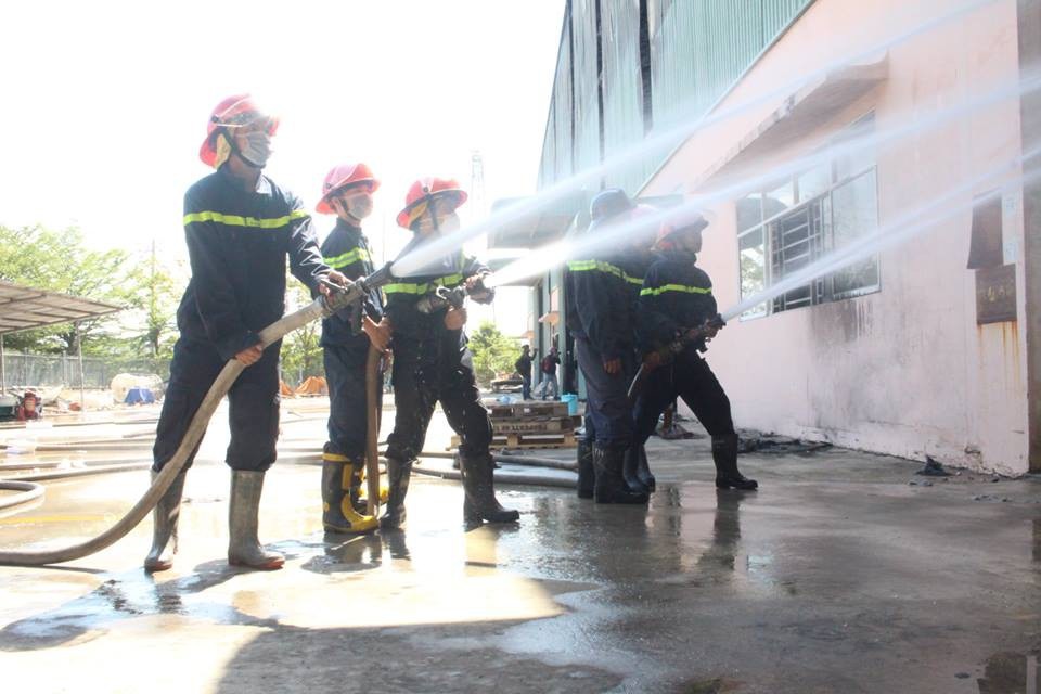 Cháy lớn tại công ty chứa toàn “mồi ngon” của lửa - Ảnh 2. Cháy lớn tại công ty chứa toàn “mồi ngon” của lửa - Ảnh 2.