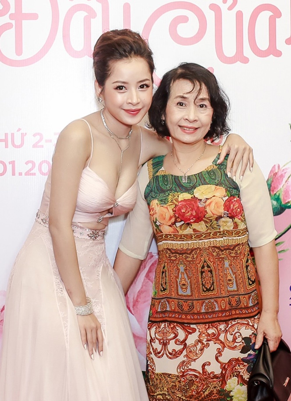 Chi Pu và Ninh Dương Lan Ngọc gọi nhau “vợ - chồng”, không ngại thể hiện tình cảm trước đám đông - Ảnh 5. Chi Pu và Ninh Dương Lan Ngọc gọi nhau “vợ - chồng”, không ngại thể hiện tình cảm trước đám đông - Ảnh 5.