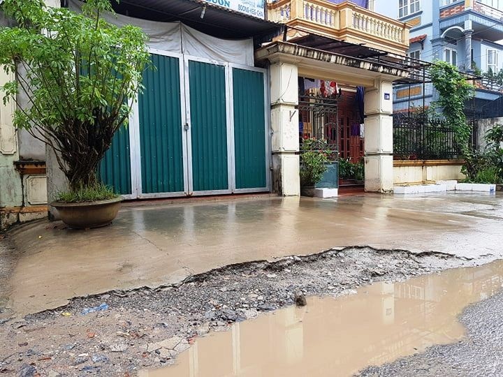 Ninh Bình: Người dân khốn khổ vì con đường “nát bét” giữa lòng thành phố! - Ảnh 5. Ninh Bình: Người dân khốn khổ vì con đường “nát bét” giữa lòng thành phố! - Ảnh 5.