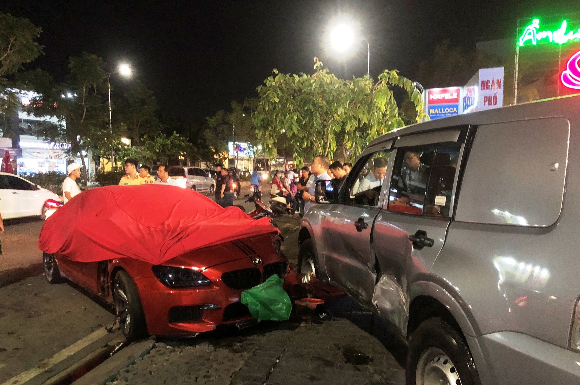 BMW M6 giá gần 7 tỷ đồng tông nhiều ô tô và cây xanh - Ảnh 2. BMW M6 giá gần 7 tỷ đồng tông nhiều ô tô và cây xanh - Ảnh 2.