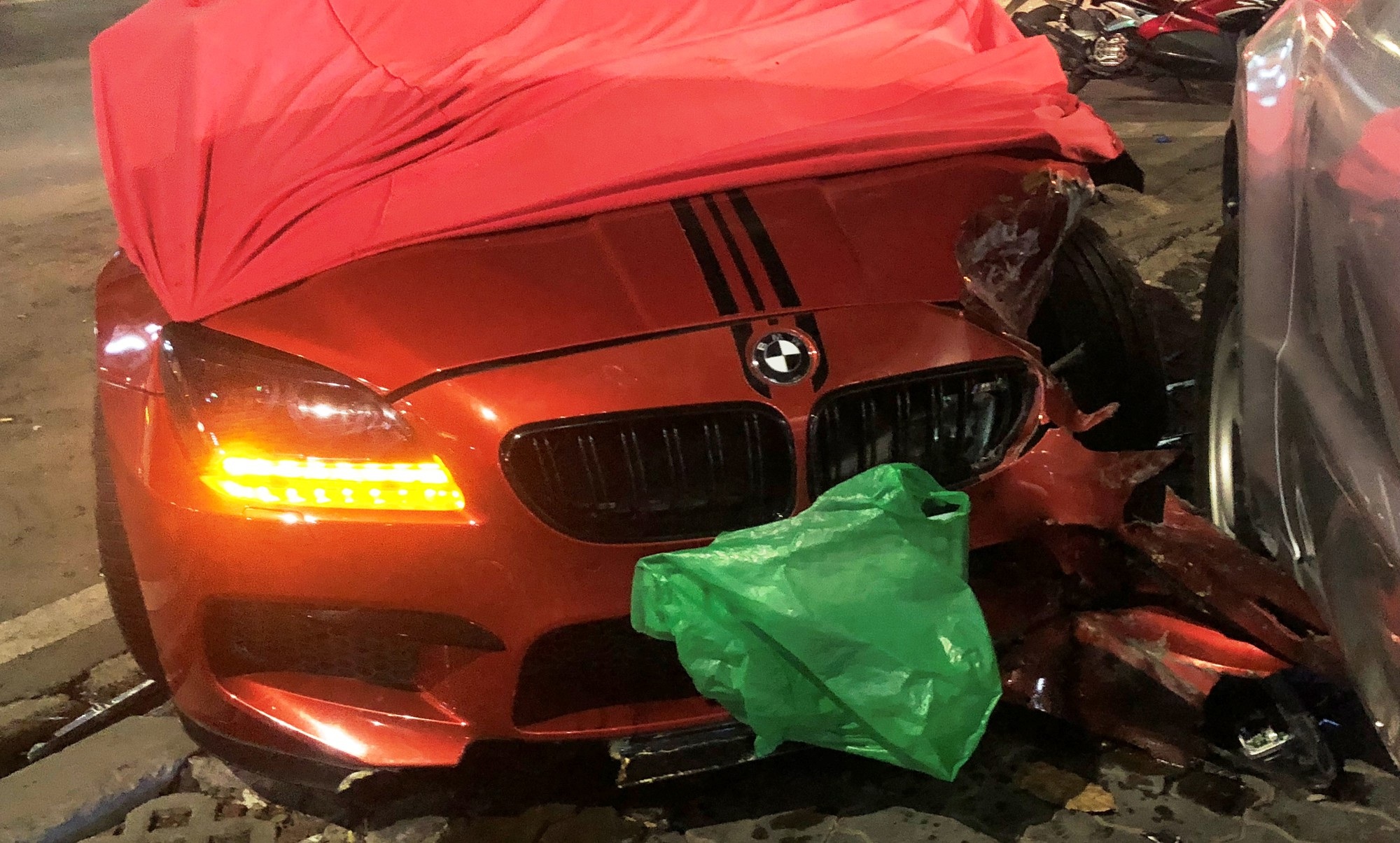 BMW M6 giá gần 7 tỷ đồng tông nhiều ô tô và cây xanh - Ảnh 6. BMW M6 giá gần 7 tỷ đồng tông nhiều ô tô và cây xanh - Ảnh 6.
