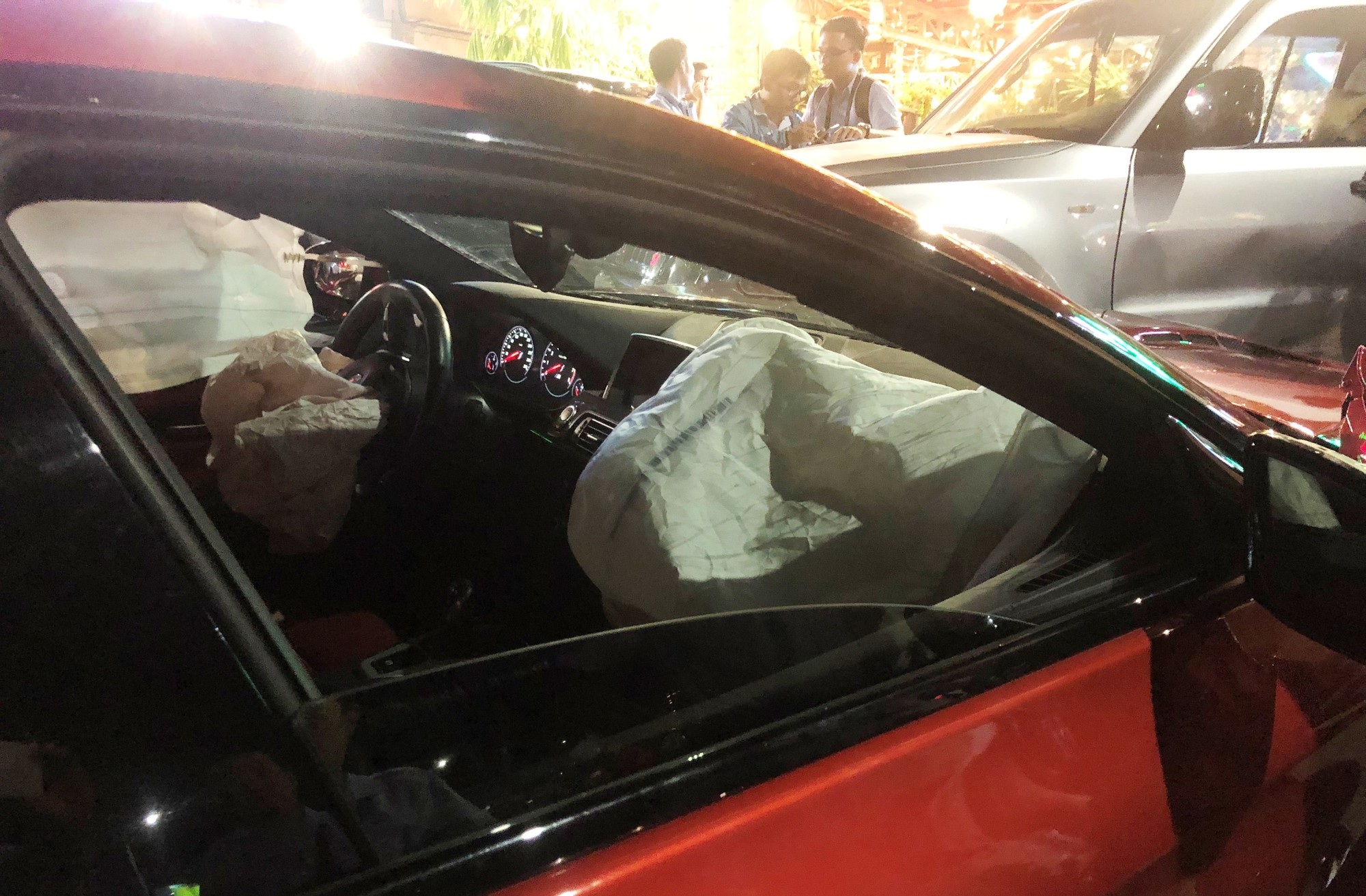 BMW M6 giá gần 7 tỷ đồng tông nhiều ô tô và cây xanh - Ảnh 7. BMW M6 giá gần 7 tỷ đồng tông nhiều ô tô và cây xanh - Ảnh 7.