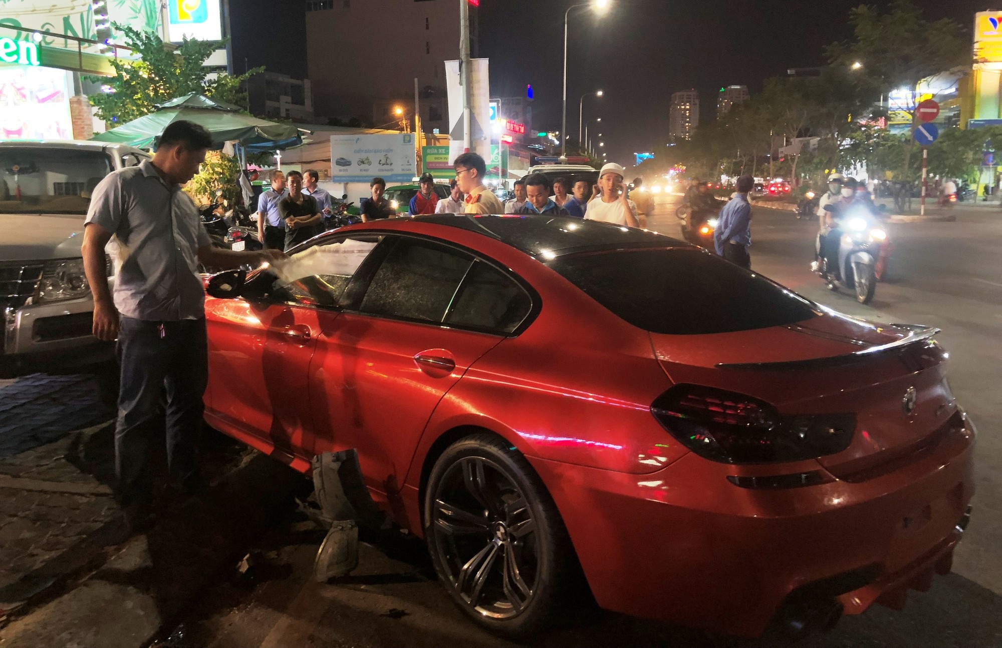 BMW M6 giá gần 7 tỷ đồng tông nhiều ô tô và cây xanh - Ảnh 5. BMW M6 giá gần 7 tỷ đồng tông nhiều ô tô và cây xanh - Ảnh 5.