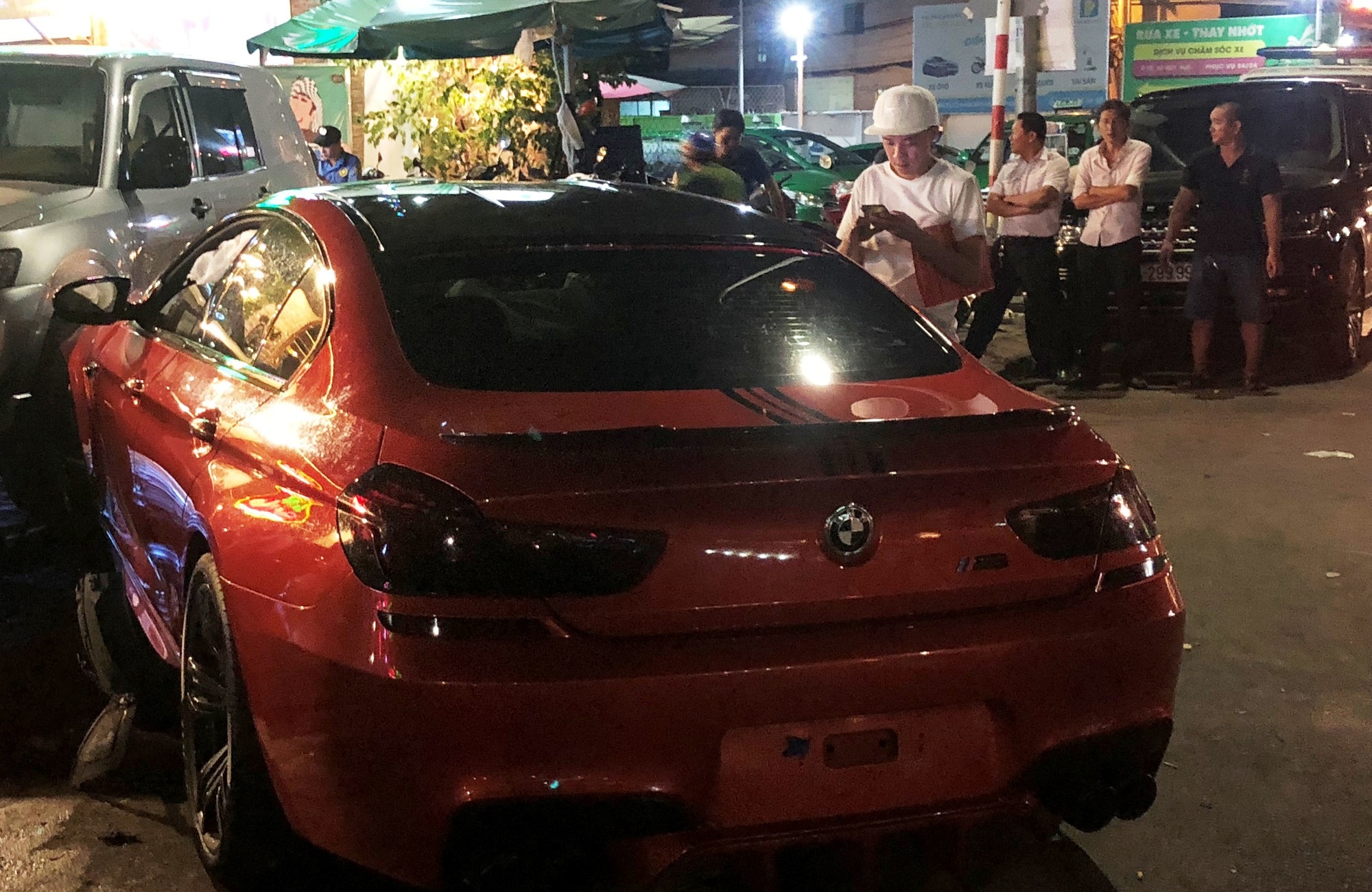 BMW M6 giá gần 7 tỷ đồng tông nhiều ô tô và cây xanh - Ảnh 4. BMW M6 giá gần 7 tỷ đồng tông nhiều ô tô và cây xanh - Ảnh 4.