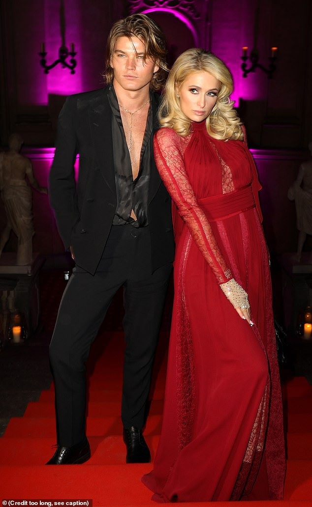 Paris Hilton gợi cảm bên người mẫu kém 15 tuổi - Ảnh 6.