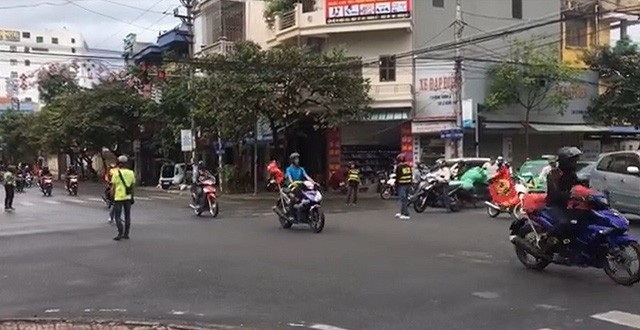 Triệu tập đoàn phượt thủ chặn ngã tư giành đường như... xe ưu tiên - Ảnh 2. Triệu tập đoàn phượt thủ chặn ngã tư giành đường như... xe ưu tiên - Ảnh 2.