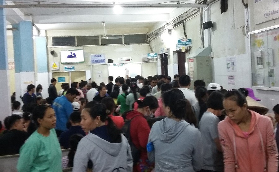 Lượt người đến khám chữa bệnh năm 2018 “xô đổ” mọi kỷ lục - Ảnh 2. Lượt người đến khám chữa bệnh năm 2018 “xô đổ” mọi kỷ lục - Ảnh 2.