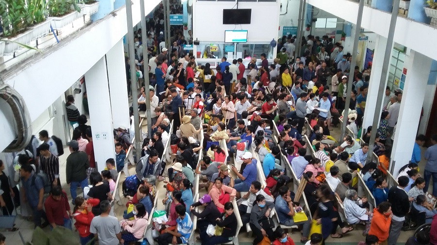 Lượt người đến khám chữa bệnh năm 2018 “xô đổ” mọi kỷ lục - Ảnh 1. Lượt người đến khám chữa bệnh năm 2018 “xô đổ” mọi kỷ lục - Ảnh 1.