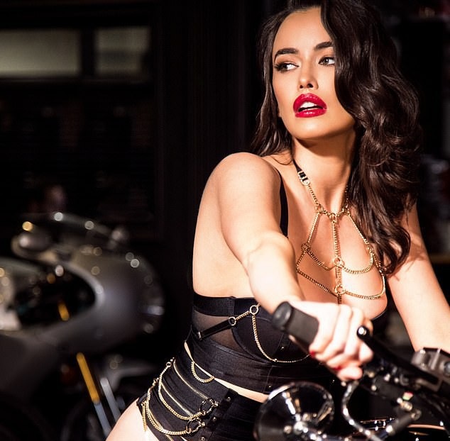 Chân dài Úc khoe thân hình rực lửa - Ảnh 7. Chân dài Úc khoe thân hình rực lửa - Ảnh 7.