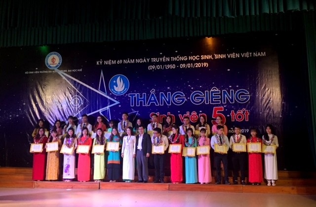 Đại học Sư phạm Huế trao tặng giải thưởng “Sao Tháng giêng” 2019 - Ảnh 2. Đại học Sư phạm Huế trao tặng giải thưởng “Sao Tháng giêng” 2019 - Ảnh 2.
