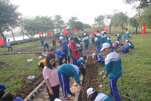 Học sinh ươm cây xanh trồng ở nghĩa trang, di tích lịch sử - Ảnh 7. Học sinh ươm cây xanh trồng ở nghĩa trang, di tích lịch sử - Ảnh 7.