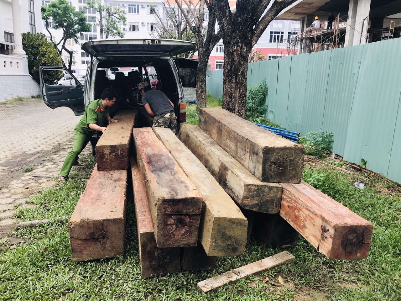 Dùng xe khách “hết đát” tháo ghế để chở gỗ lậu - Ảnh 1. Dùng xe khách “hết đát” tháo ghế để chở gỗ lậu - Ảnh 1.