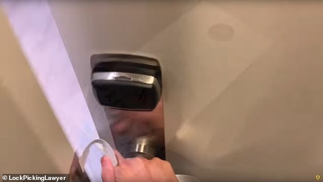 Sốc: “Người lạ” dễ dàng đột nhập vào phòng khách sạn đã khóa kín chỉ bằng tấm bìa mỏng - Ảnh 3. Sốc: “Người lạ” dễ dàng đột nhập vào phòng khách sạn đã khóa kín chỉ bằng tấm bìa mỏng - Ảnh 3.