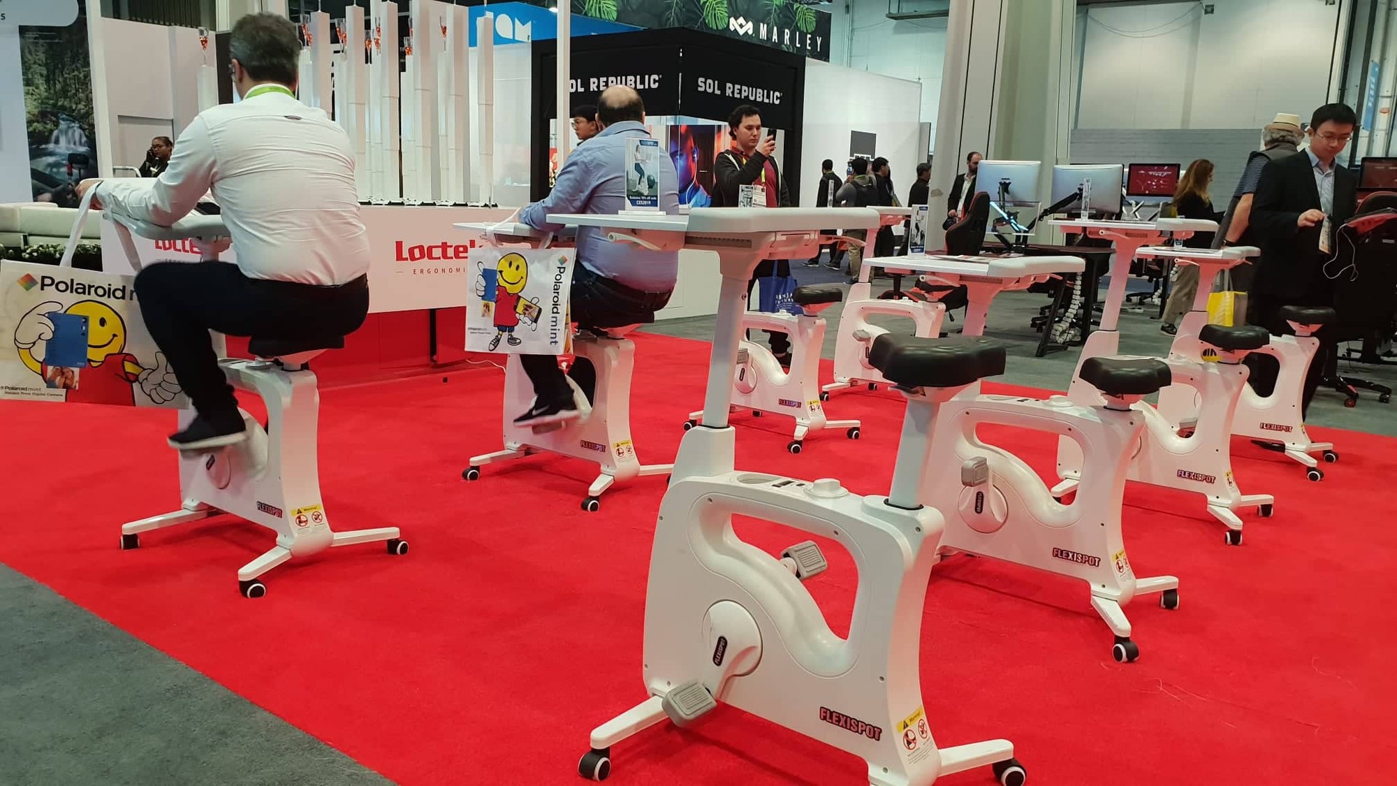 Độc đáo thiết bị giúp vừa làm việc, vừa tập thể dục trình làng tại CES 2019 - Ảnh 1. Độc đáo thiết bị giúp vừa làm việc, vừa tập thể dục trình làng tại CES 2019 - Ảnh 1.