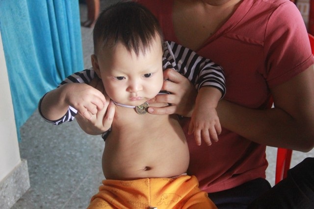 Tiếng khóc xé lòng của bé trai 15 tháng tuổi đã sớm mắc bệnh u gan - Ảnh 5. Tiếng khóc xé lòng của bé trai 15 tháng tuổi đã sớm mắc bệnh u gan - Ảnh 5.