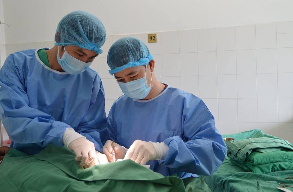 Hoại tử vòng một vì bơm silicon lỏng trực tiếp - Ảnh 1.