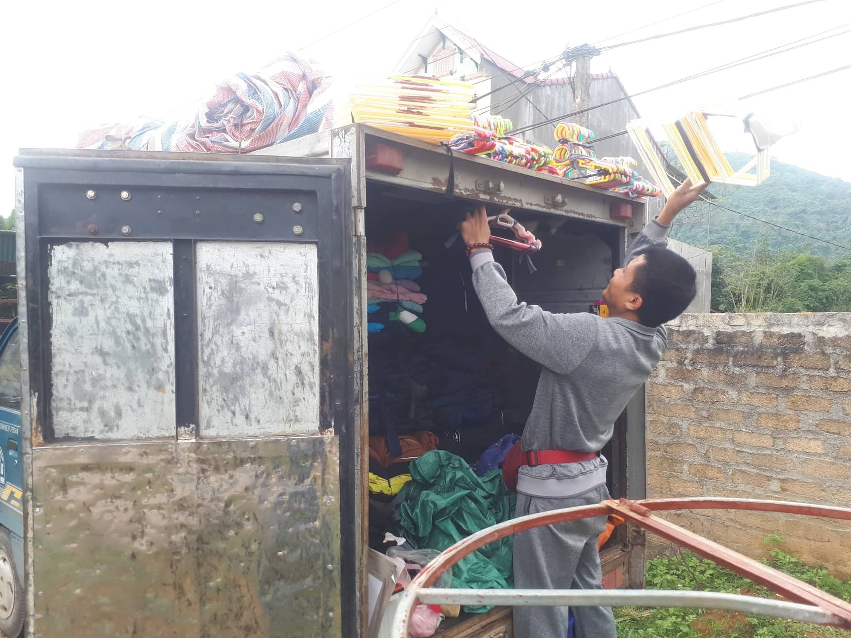 “Chợ di động” mưu sinh giữa đại ngàn biên giới - Ảnh 3. “Chợ di động” mưu sinh giữa đại ngàn biên giới - Ảnh 3.