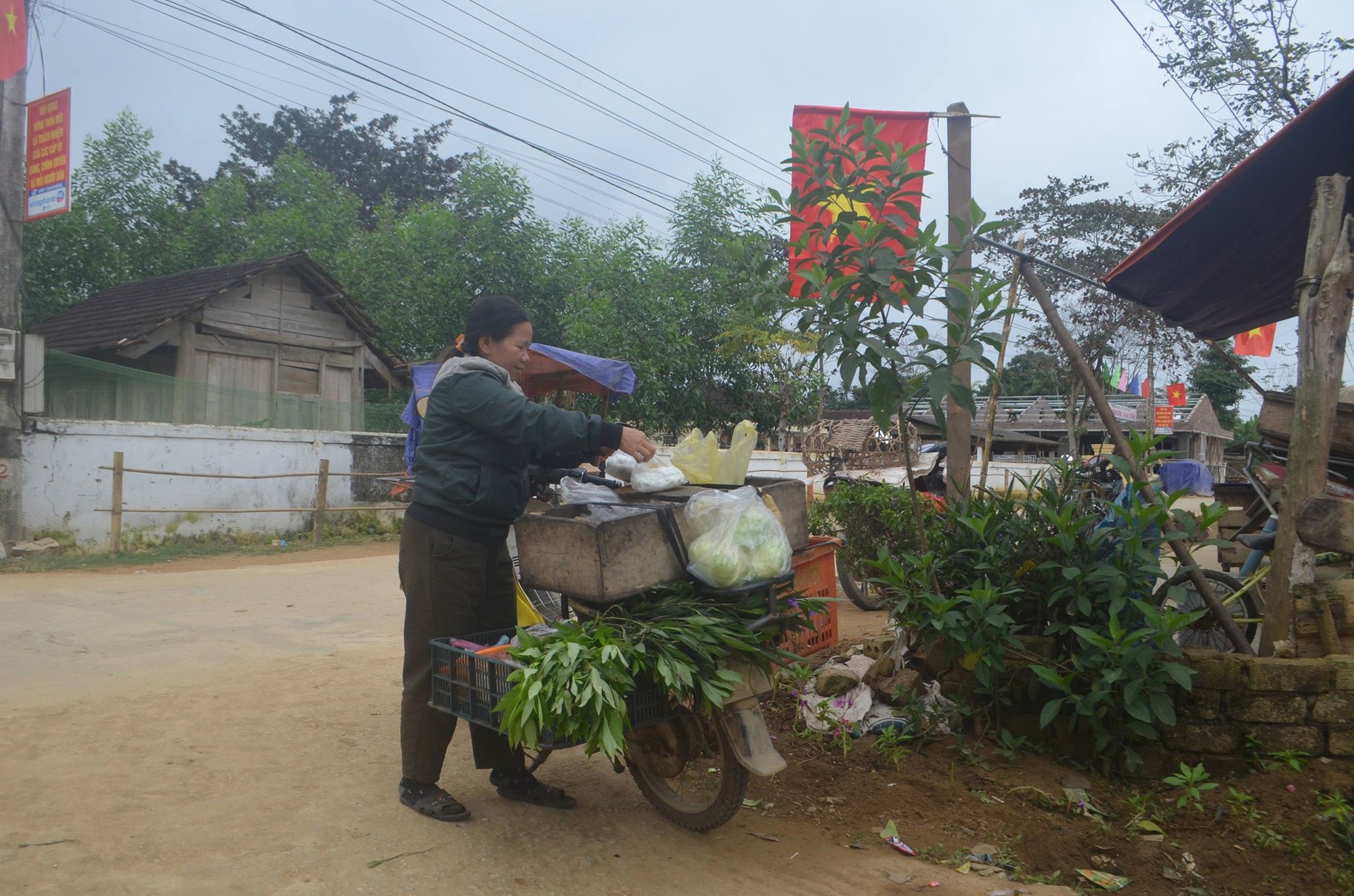 “Chợ di động” mưu sinh giữa đại ngàn biên giới - Ảnh 2. “Chợ di động” mưu sinh giữa đại ngàn biên giới - Ảnh 2.