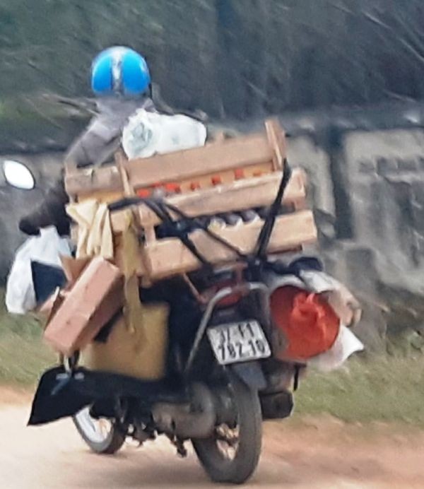 “Chợ di động” mưu sinh giữa đại ngàn biên giới - Ảnh 4. “Chợ di động” mưu sinh giữa đại ngàn biên giới - Ảnh 4.
