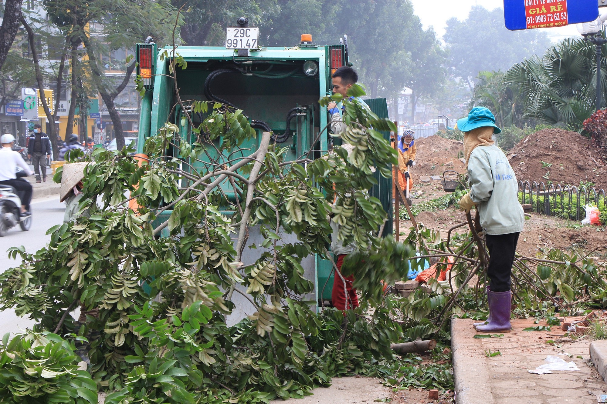 Công nhân ngày đêm đánh chuyển cây xanh, chạy đua mở rộng đường Láng - Ảnh 10. Công nhân ngày đêm đánh chuyển cây xanh, chạy đua mở rộng đường Láng - Ảnh 10.