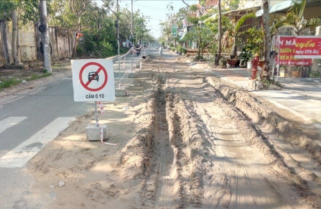 Dân ngán ngẩm vì nhiều tuyến đường tiền tỷ mới làm xong đã bị đào bới tại Sóc Trăng! - Ảnh 2. Dân ngán ngẩm vì nhiều tuyến đường tiền tỷ mới làm xong đã bị đào bới tại Sóc Trăng! - Ảnh 2.