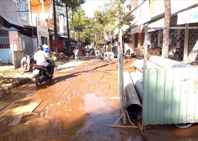Dân ngán ngẩm vì nhiều tuyến đường tiền tỷ mới làm xong đã bị đào bới tại Sóc Trăng! - Ảnh 3. Dân ngán ngẩm vì nhiều tuyến đường tiền tỷ mới làm xong đã bị đào bới tại Sóc Trăng! - Ảnh 3.