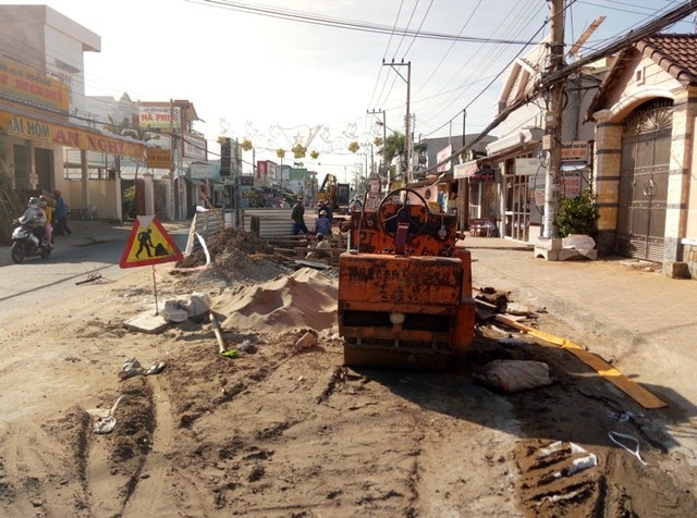 Dân ngán ngẩm vì nhiều tuyến đường tiền tỷ mới làm xong đã bị đào bới tại Sóc Trăng! - Ảnh 4. Dân ngán ngẩm vì nhiều tuyến đường tiền tỷ mới làm xong đã bị đào bới tại Sóc Trăng! - Ảnh 4.