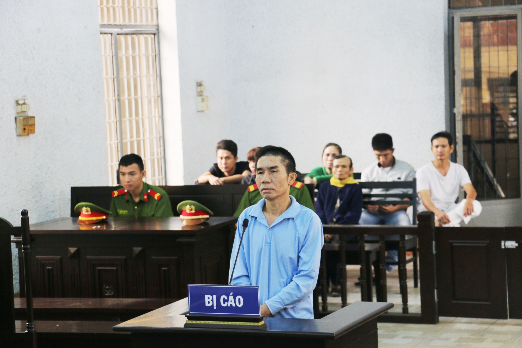 Đến tòa làm thủ tục ly hôn, vợ bị chồng đâm tử vong - Ảnh 1. Đến tòa làm thủ tục ly hôn, vợ bị chồng đâm tử vong - Ảnh 1.