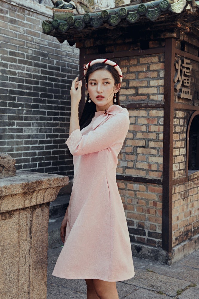 Á hậu Huyền My tự tin làm mẫu sau sự cố đứt gót giầy trên sàn diễn - Ảnh 12. Á hậu Huyền My tự tin làm mẫu sau sự cố đứt gót giầy trên sàn diễn - Ảnh 12.