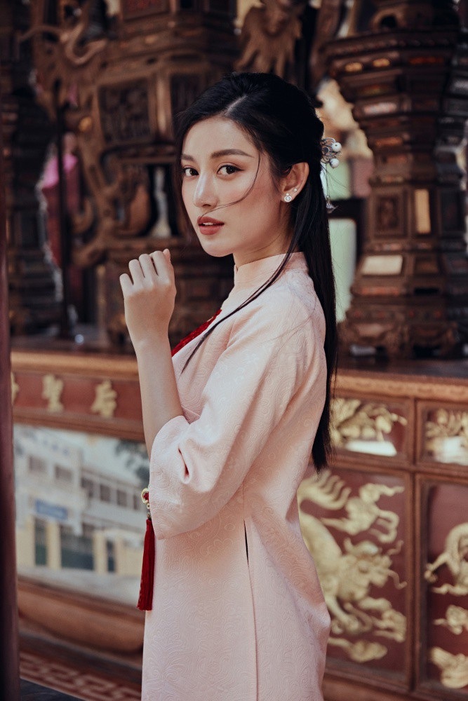 Á hậu Huyền My tự tin làm mẫu sau sự cố đứt gót giầy trên sàn diễn - Ảnh 2. Á hậu Huyền My tự tin làm mẫu sau sự cố đứt gót giầy trên sàn diễn - Ảnh 2.