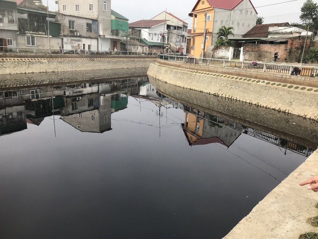 Kinh hãi nước trong kênh hào Thành Cổ đột ngột chuyển đen như mực! - Ảnh 5. Kinh hãi nước trong kênh hào Thành Cổ đột ngột chuyển đen như mực! - Ảnh 5.