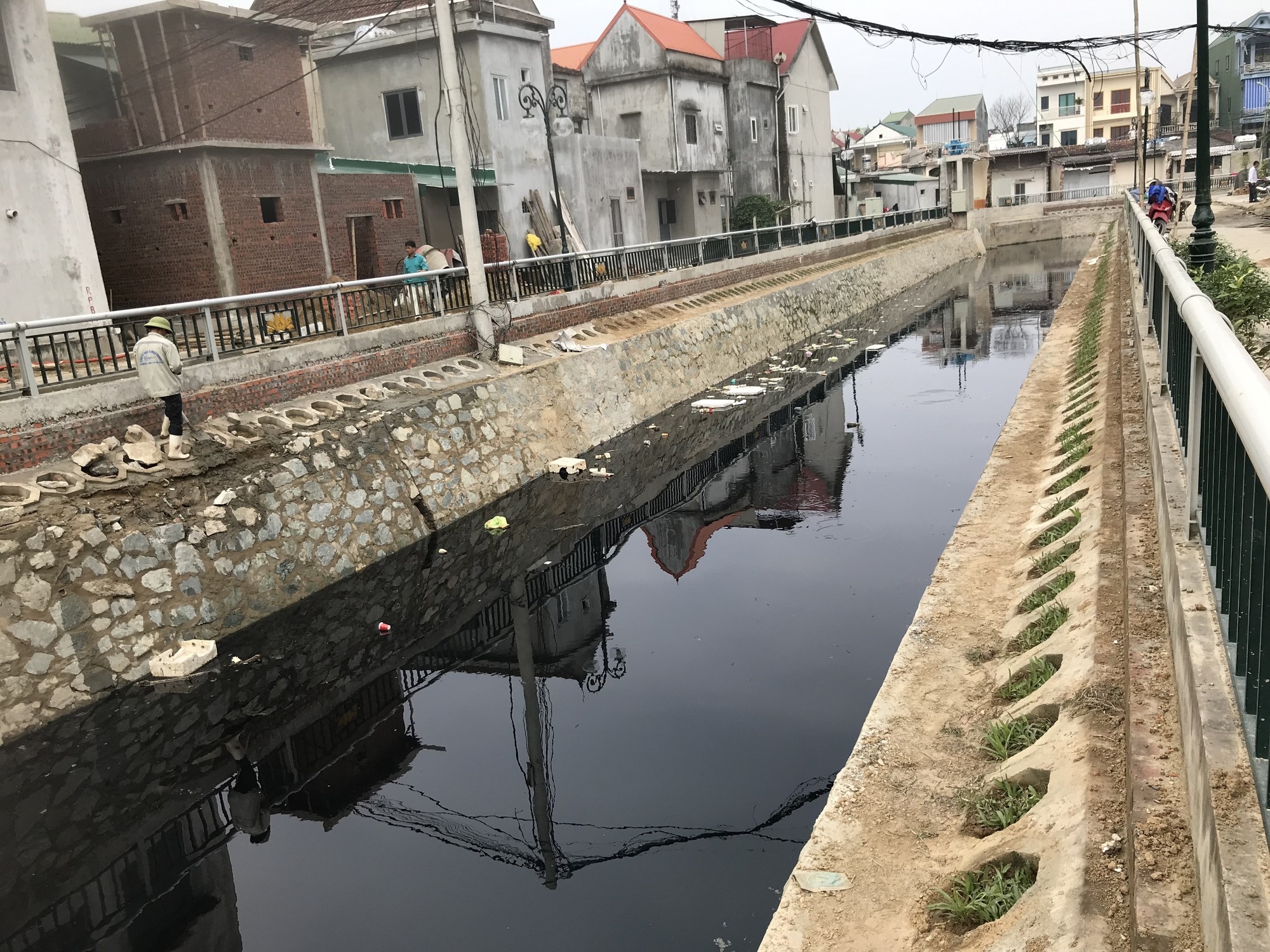 Kinh hãi nước trong kênh hào Thành Cổ đột ngột chuyển đen như mực! - Ảnh 12. Kinh hãi nước trong kênh hào Thành Cổ đột ngột chuyển đen như mực! - Ảnh 12.