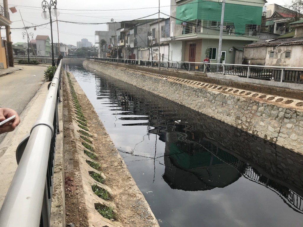 Kinh hãi nước trong kênh hào Thành Cổ đột ngột chuyển đen như mực! - Ảnh 13. Kinh hãi nước trong kênh hào Thành Cổ đột ngột chuyển đen như mực! - Ảnh 13.