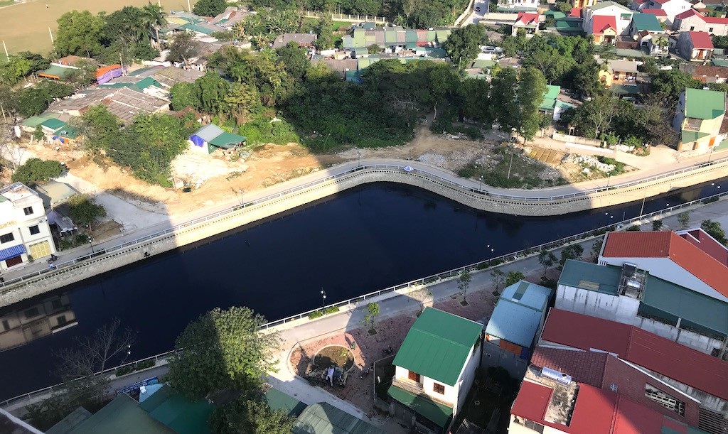 Cận cảnh đoạn kênh dày đặc cá chết tra tấn người dân tại TP Vinh! - Ảnh 8. Cận cảnh đoạn kênh dày đặc cá chết tra tấn người dân tại TP Vinh! - Ảnh 8.
