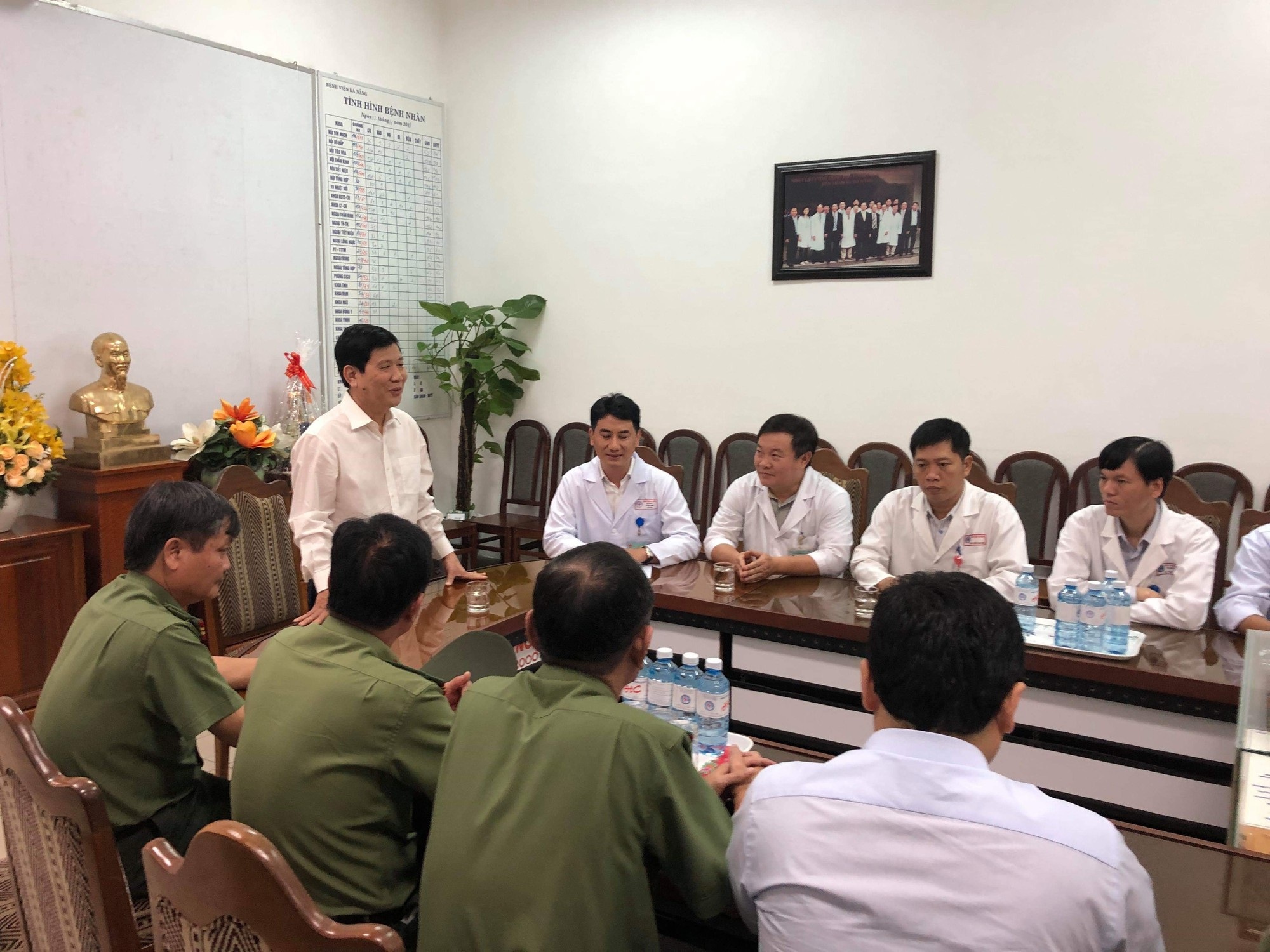 Cánh tay được nối liền của nữ sinh trong vụ rơi xe ở đèo Hải Vân đang phục hồi - Ảnh 2. Cánh tay được nối liền của nữ sinh trong vụ rơi xe ở đèo Hải Vân đang phục hồi - Ảnh 2.