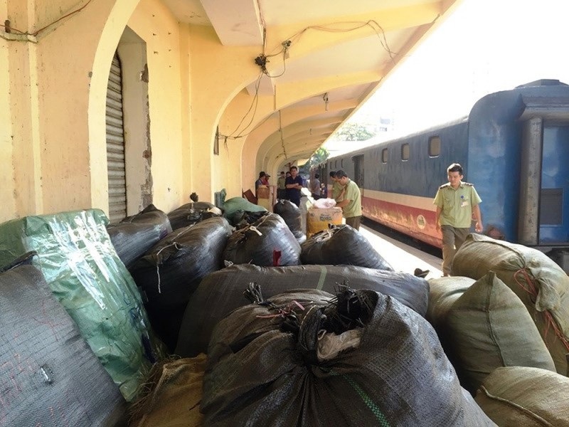 TPHCM bắt giữ 84 kiện quần áo, giày dép không rõ nguồn gốc - Ảnh 1. TPHCM bắt giữ 84 kiện quần áo, giày dép không rõ nguồn gốc - Ảnh 1.