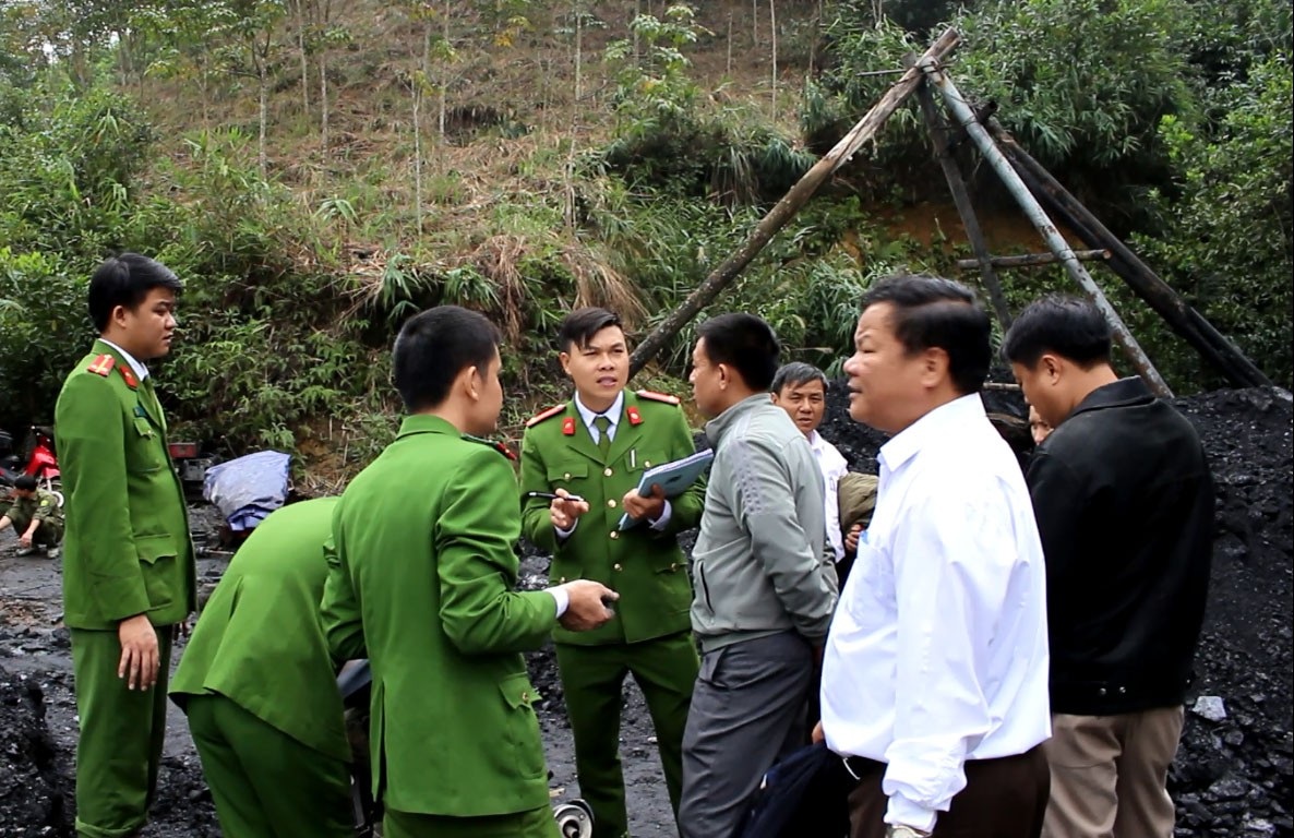 Chủ tịch Hà Tĩnh chỉ đạo xử lý ngay mỏ than thổ phỉ - Ảnh 3. Chủ tịch Hà Tĩnh chỉ đạo xử lý ngay mỏ than thổ phỉ - Ảnh 3.