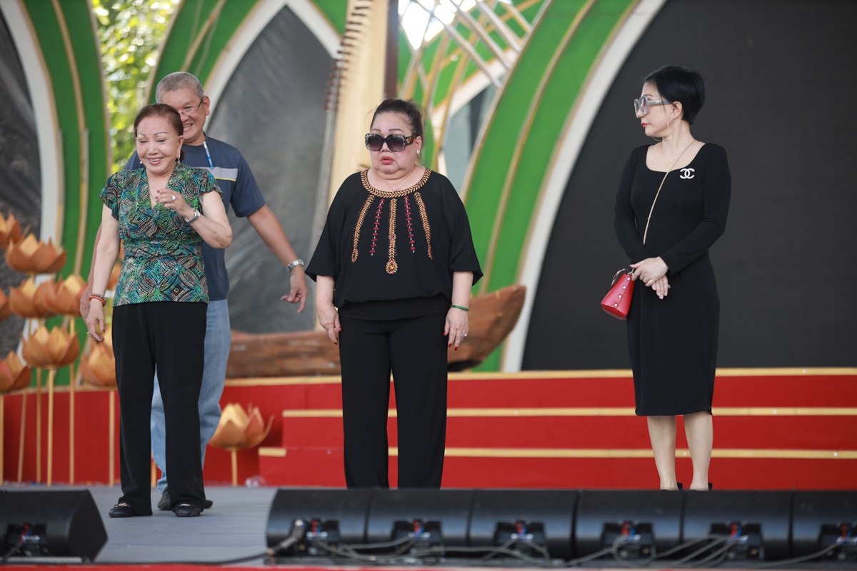 Nhiều nghệ sĩ tập luyện chương trình 100 năm cải lương - Ảnh 2. Nhiều nghệ sĩ tập luyện chương trình 100 năm cải lương - Ảnh 2.