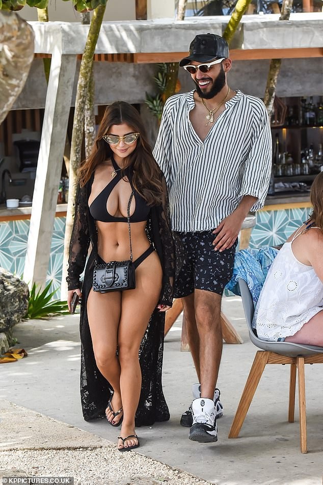 Demi Rose khoe ngực khủng đi chơi cùng bạn trai - Ảnh 2. Demi Rose khoe ngực khủng đi chơi cùng bạn trai - Ảnh 2.