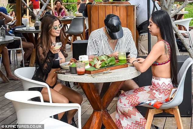 Demi Rose khoe ngực khủng đi chơi cùng bạn trai - Ảnh 6. Demi Rose khoe ngực khủng đi chơi cùng bạn trai - Ảnh 6.