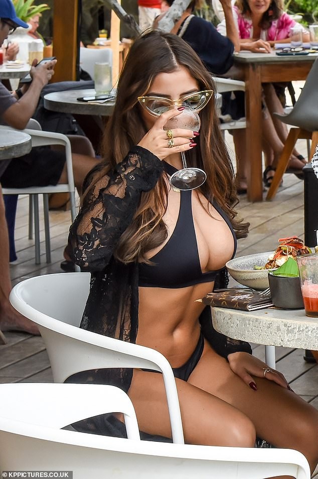 Demi Rose khoe ngực khủng đi chơi cùng bạn trai - Ảnh 7. Demi Rose khoe ngực khủng đi chơi cùng bạn trai - Ảnh 7.