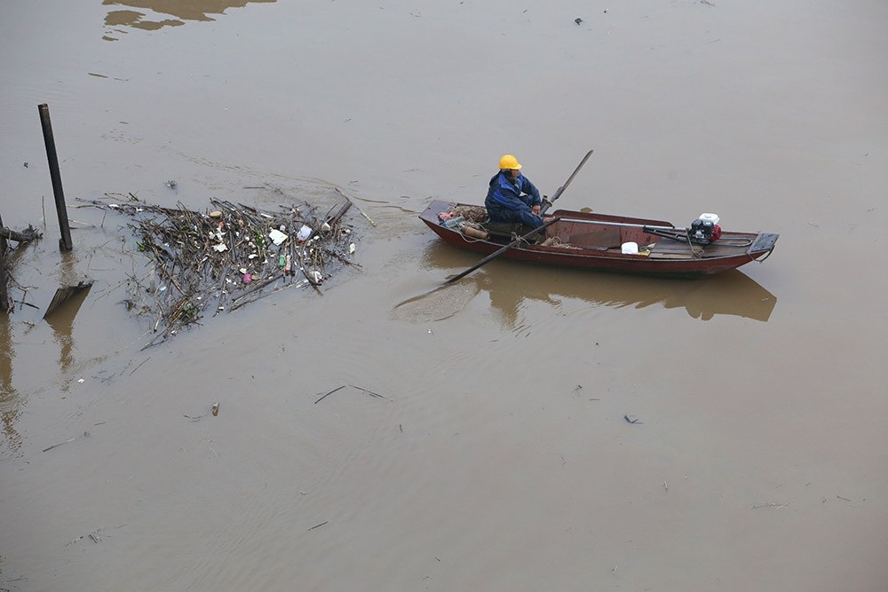 Hà Nội: Sông Hồng xuất hiện nhiều củi rác trôi dạt - Ảnh 6.