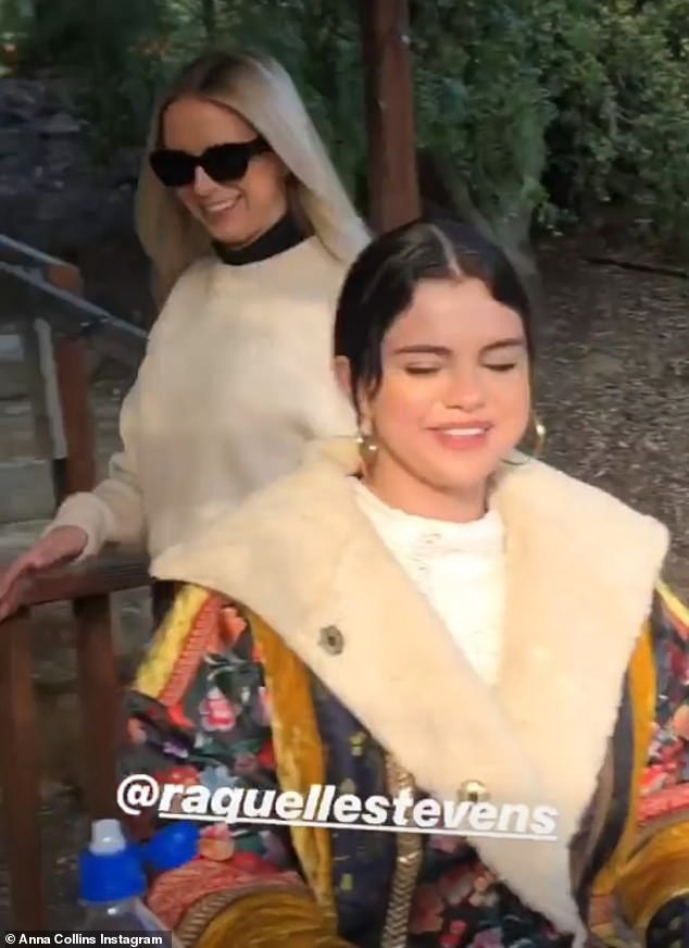 Bỏ qua Justin Bieber, Selena Gomez hạnh phúc bên gia đình và bạn bè - Ảnh 2. Bỏ qua Justin Bieber, Selena Gomez hạnh phúc bên gia đình và bạn bè - Ảnh 2.