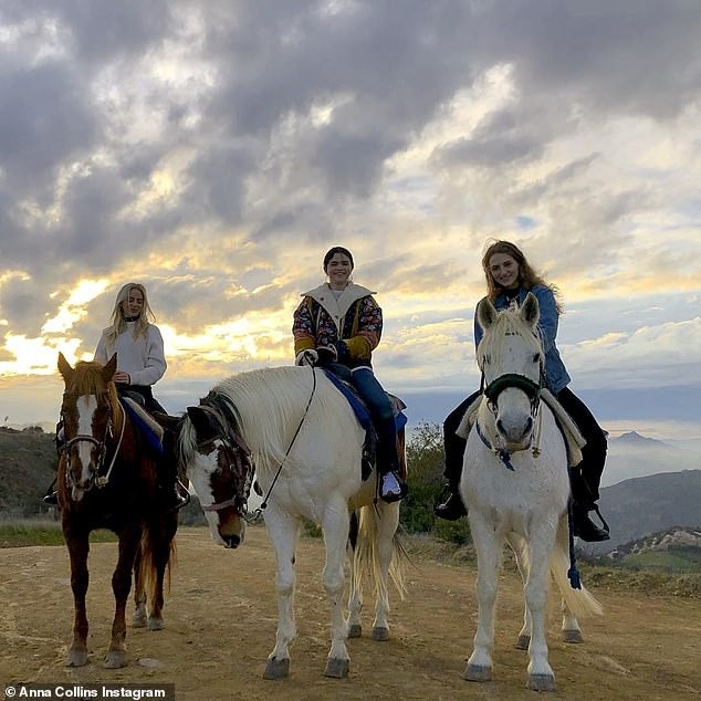 Bỏ qua Justin Bieber, Selena Gomez hạnh phúc bên gia đình và bạn bè - Ảnh 1. Bỏ qua Justin Bieber, Selena Gomez hạnh phúc bên gia đình và bạn bè - Ảnh 1.