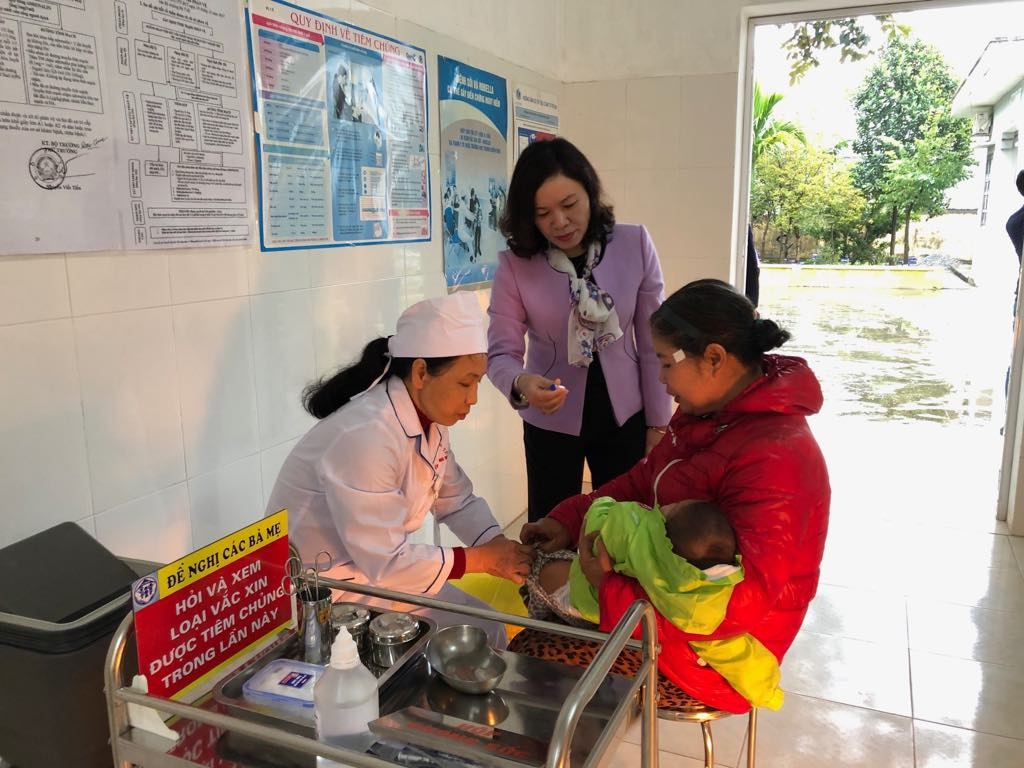 Bộ trưởng Y tế: Phải chấp nhận phản ứng sau tiêm chủng - Ảnh 2. Bộ trưởng Y tế: Phải chấp nhận phản ứng sau tiêm chủng - Ảnh 2.