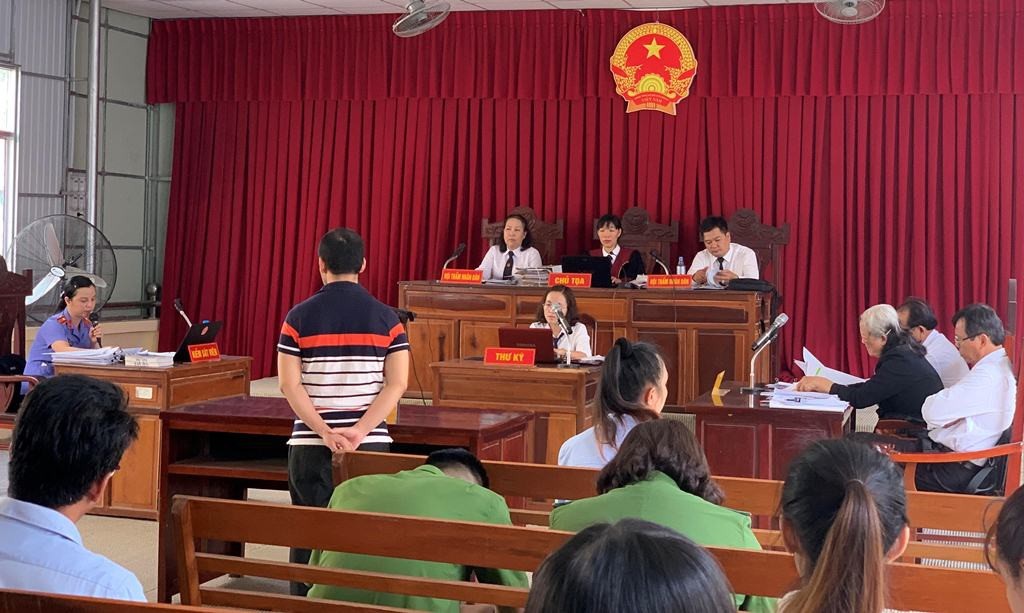 Xét xử nhà báo tống tiền doanh nghiệp: Do doanh nghiệp nhiều lần gọi nhờ vả? - Ảnh 2. Xét xử nhà báo tống tiền doanh nghiệp: Do doanh nghiệp nhiều lần gọi nhờ vả? - Ảnh 2.