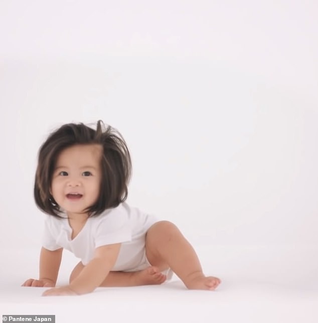 Em bé một tuổi có mái tóc bồng bềnh trở thành... gương mặt quảng cáo gây sốt - Ảnh 2. Em bé một tuổi có mái tóc bồng bềnh trở thành... gương mặt quảng cáo gây sốt - Ảnh 2.