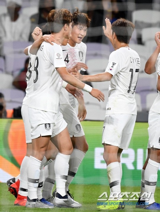 Hàn Quốc 1-0 Kyrgyzstan: Giành vé đi tiếp sau trận cầu ma ám - Ảnh 7. Hàn Quốc 1-0 Kyrgyzstan: Giành vé đi tiếp sau trận cầu ma ám - Ảnh 7.