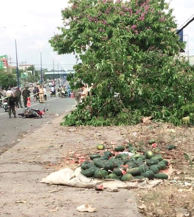 Nghi án ô tô đua tốc độ, tông chết người bán dưa hấu bên đường - Ảnh 3. Nghi án ô tô đua tốc độ, tông chết người bán dưa hấu bên đường - Ảnh 3.