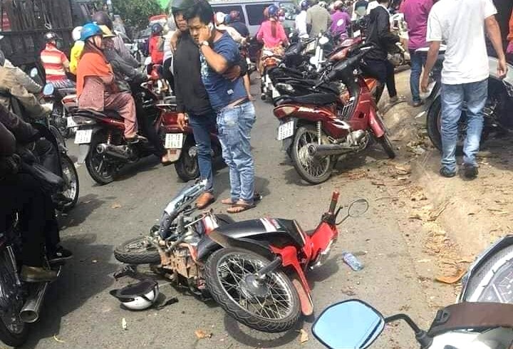 Nghi án ô tô đua tốc độ, tông chết người bán dưa hấu bên đường - Ảnh 4. Nghi án ô tô đua tốc độ, tông chết người bán dưa hấu bên đường - Ảnh 4.